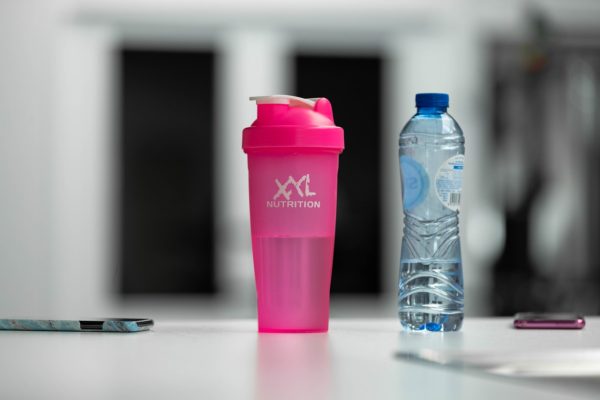 flesje foto water drinken tijdens de les is heel belangrijk