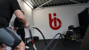 voordelen cross-training De voordelen van cross-training voor algehele fitheid en waarom afwisseling in je training geen luxe is, maar noodzaak. Bij Body Inverso geloven we in sterker worden op een manier die bij jóu past. Niet alleen fysiek, maar ook mentaal. En als er één aanpak is die dat perfect ondersteunt, is het wel: cross-training. Je hebt er vast weleens van gehoord. Misschien zie je het wel eens voorbij komen op social media: atleten die krachttraining combineren met bijvoorbeeld hardlopen of een andere sport. Dat is cross-training in actie! Maar waarom zou je het zelf ook moeten doen? Waarom zou je niet gewoon bij die ene sport blijven die je leuk vindt? Omdat variatie in je trainingen de sleutel is tot duurzame fitheid, betere prestaties én minder blessures. Wat is cross-training? Cross-training betekent: verschillende trainingsvormen combineren om je lichaam op meerdere vlakken te prikkelen en sterker te maken. Denk aan een combinatie van kracht, cardio, mobiliteit, balans en coördinatie. Bij Body Inverso is de basis krachttraining, toch motiveren we de leden om ook andere sporten en/of beweging te doen zoals hardlopen, zwemmen, teamsport etc. Waarom? Omdat we keer op keer zien dat het werkt! Voor elk niveau, elk doel en elk lijf. Waarom alleen focussen op één type training je tegen kan werken Het is heel fijn en vertrouwd als je steeds beter wordt in één soort training. We snappen het, echter zien we ook dat mensen vaak maar op één vlak steeds beter worden. Bijvoorbeeld alleen sterker worden, een betere conditie krijgen of meer mobiliteit krijgen. Het komt weinig voor dat mensen allround fit zijn terwijl dat juist de weg is naar een fit en sterk lijf. Door krachttraining te combineren met een sport waarmee je jouw conditie of mobiliteit verbeterd ga je voor een allround fit en sterk lijf. Dat is het mooie aan cross-trainingen. Daarnaast kan de afwisselen ook als fijn worden ervaren door mensen!